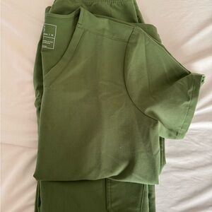 Figs Women’s Green Scrub Top & Pants Set